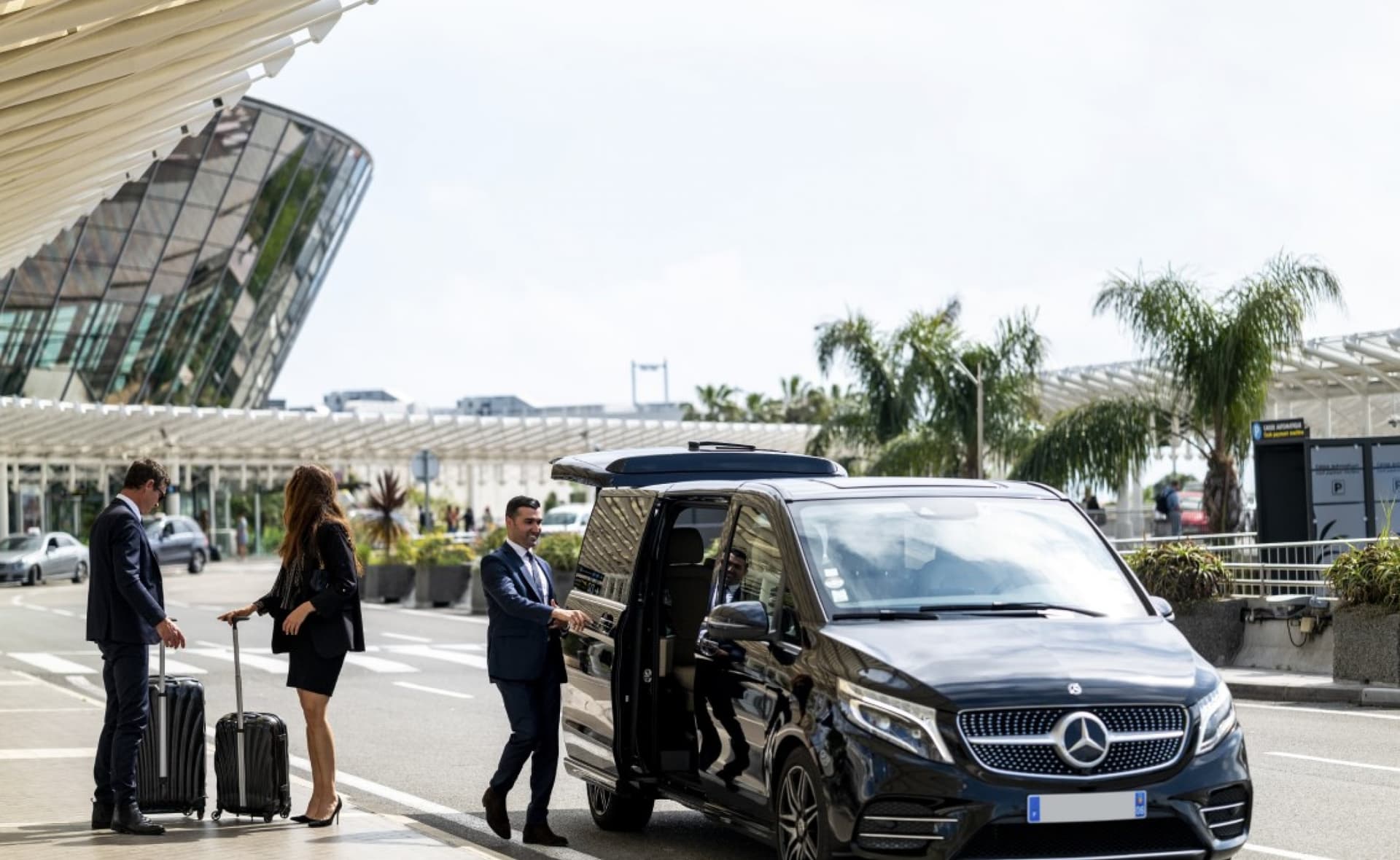 Comfortable Journeys to Heathrow Airport with Airport Taxis Weybridge