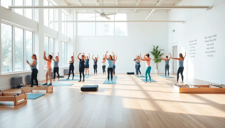 日光が差し込む明るいスタジオで、ピラティスのおすすめを紹介する活気あるクラスの場面。